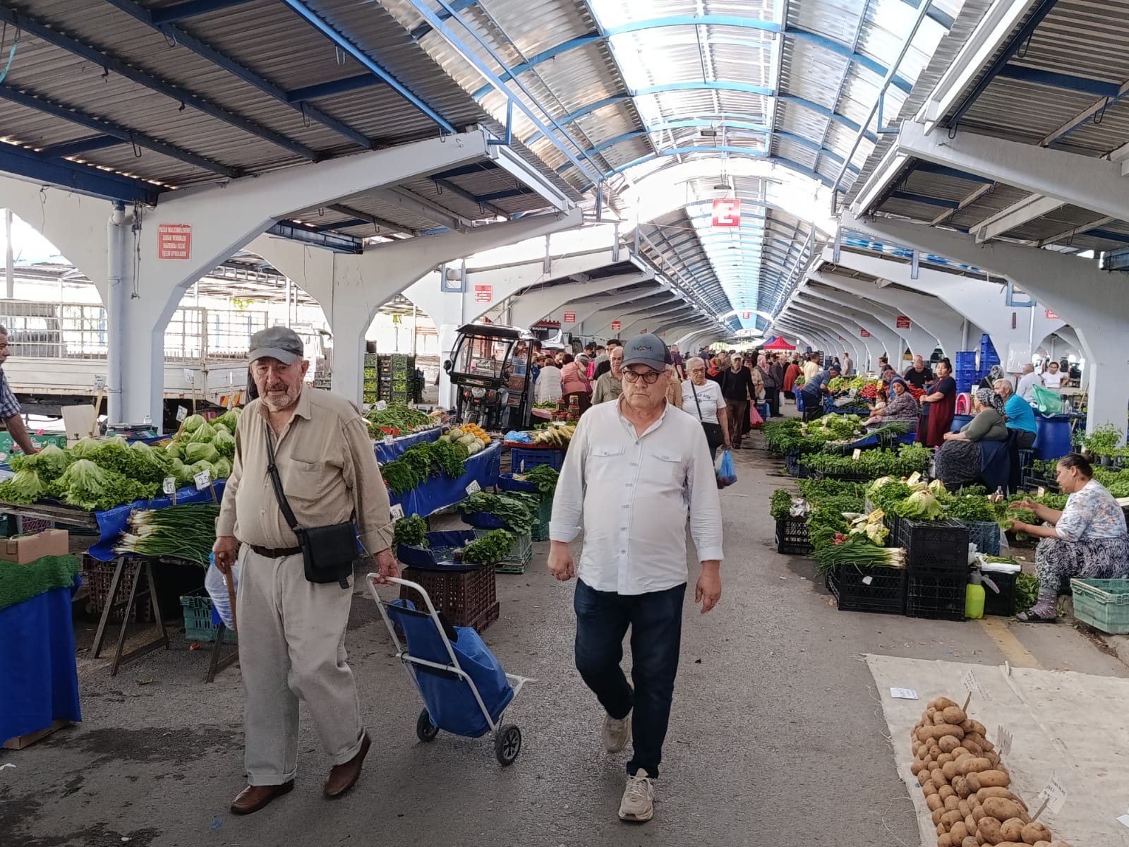 Kurban Bayramı’na sayılı günler kala Edirne’de bayram alışverişi telaşı zirveye ulaştı. 